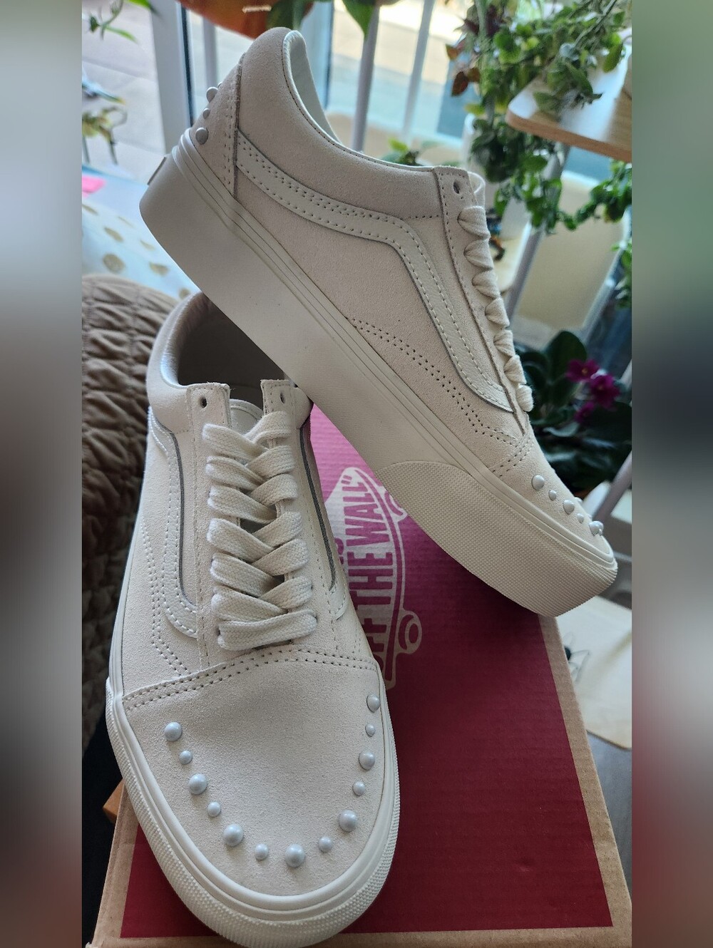 *NEW* VANS sneakers in Off-White
